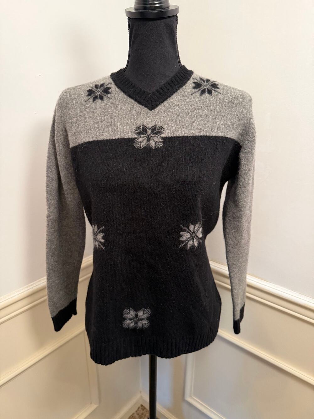 Vintage Old Navy Lambswool Snowflake Sweater V-Neck Knit Pullover Winter Y2K